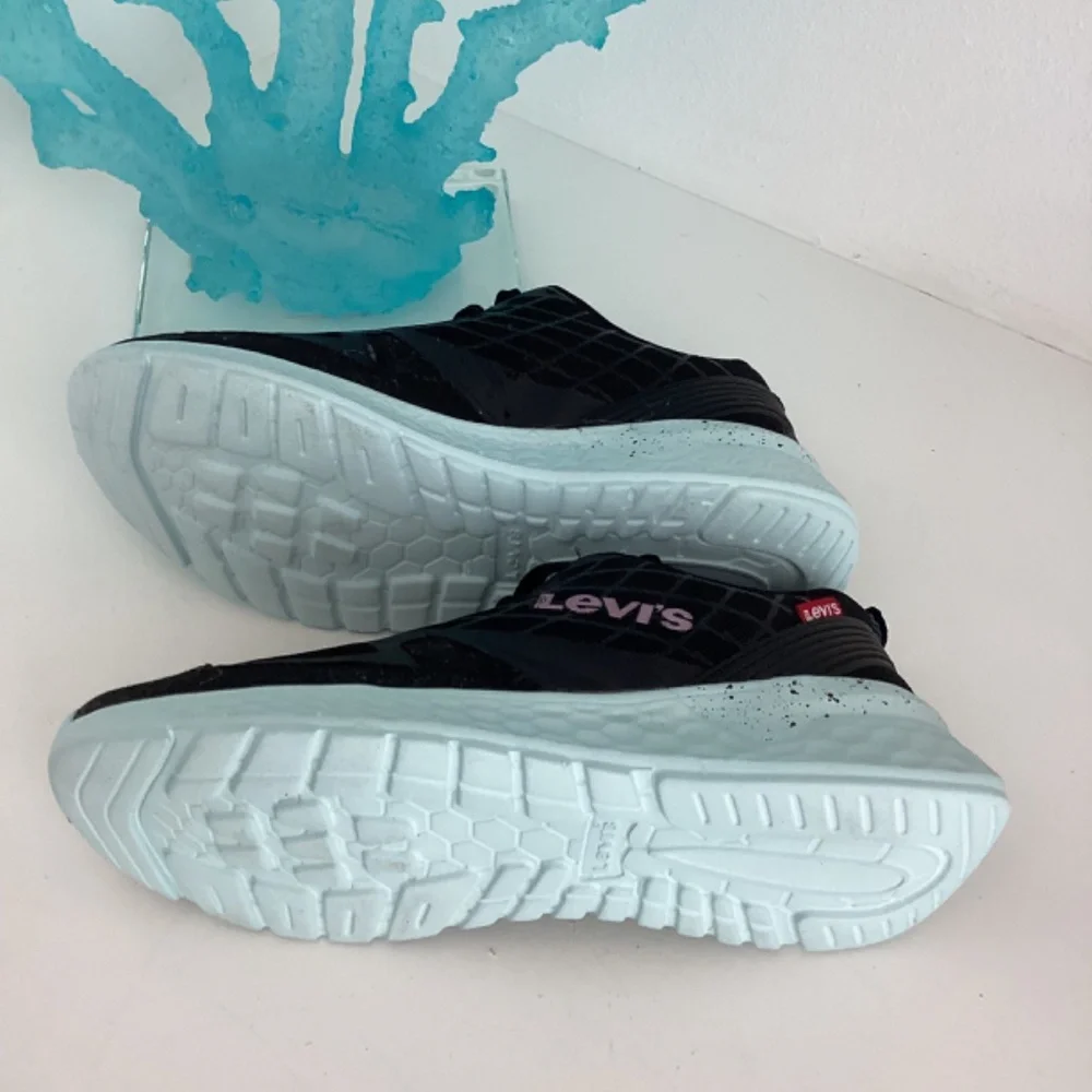 REDUCED NWT LEVI’S Women’s Black and Blue trail running shoes Sz 6.5
